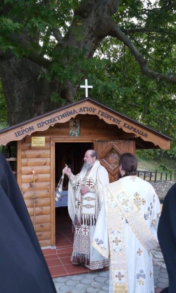 Λειτουργία στή κουφάλα ἑνός δένδρου